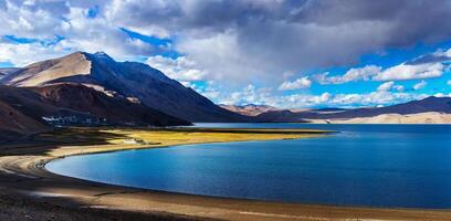 panorama av tso moriri på solnedgång, ladakh foto