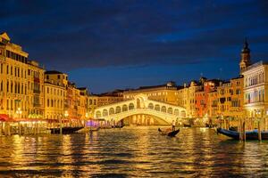 rialto bro ponte di rialto över stor kanal på natt i Venedig, Italien foto