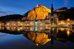 natt se av dinant stad, belgien foto