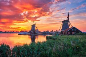 väderkvarnar på zaanse schans i holland på solnedgång. Zaandam, nedre foto