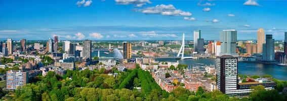 antenn panorama av rotterdam stad och de erasmus bro foto