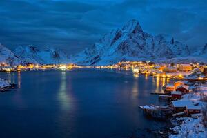 reine by på natt. lofoten öar, Norge foto