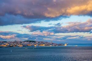 se av lissabon se över tagus flod med yachter och båtar på solnedgång. Lissabon, portugal foto