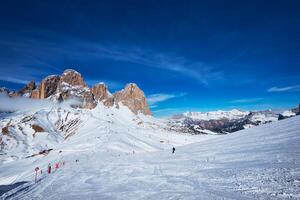 åka skidor tillflykt i dolomiterna, Italien foto