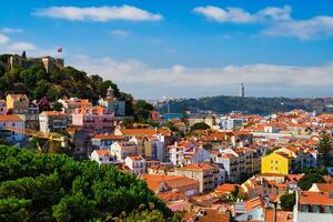 se av lissabon från miradouro dos barros synpunkt med moln. Lissabon, portugal foto