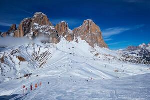 åka skidor tillflykt i dolomiterna, Italien foto