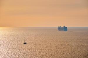 kryssning fartyg silhuett i aegean hav på solnedgång foto