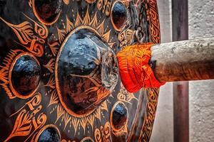 klubba stryk gong i buddist tempel foto