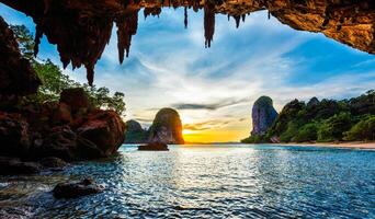 solnedgång på pranang strand. railay , krabi provins thailand foto