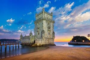 belem torn på de Bank av de tagus flod i skymning efter solnedgång. Lissabon, portugal foto