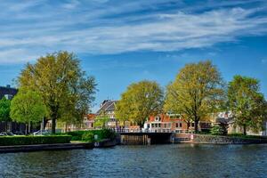 kanal i haarlem, nederländerna foto