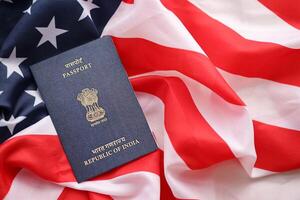 blå indisk pass på förenad stater nationell flagga bakgrund stänga upp foto