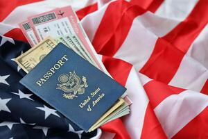 blå förenad stater av Amerika pass med pengar och flygbolag biljetter på oss flagga bakgrund foto