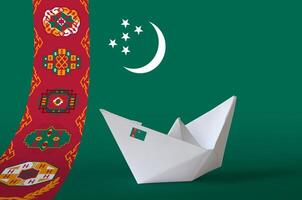 turkmenistan flagga avbildad på papper origami fartyg närbild. handgjort konst begrepp foto