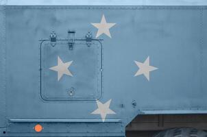 micronesia flagga avbildad på sida del av militär armerad lastbil närbild. armén krafter konceptuell bakgrund foto