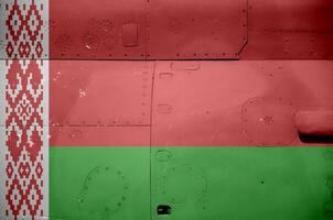 Vitryssland flagga avbildad på sida del av militär armerad helikopter närbild. armén krafter flygplan konceptuell bakgrund foto
