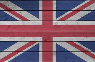 bra storbritannien flagga avbildad i ljus måla färger på gammal trä- vägg. texturerad baner på grov bakgrund foto