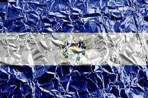 el salvador flagga avbildad i måla färger på skinande skrynkliga aluminium folie närbild. texturerad baner på grov bakgrund foto