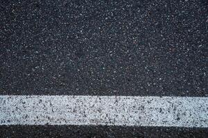 yta grunge grov av asfalt. asfalten mörk grå kornig väg. textur bakgrund topp se foto