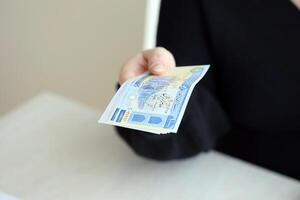 revisor ger beskatta lämna tillbaka pengar i iranian rial kontanter. beskattning period och årlig skattebetalarna rutin- foto