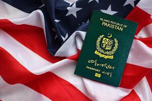 grön islamic republik av pakistan pass på förenad stater nationell flagga bakgrund stänga upp foto