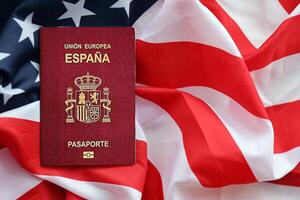 röd spanska pass av europeisk union på förenad stater nationell flagga bakgrund stänga upp foto