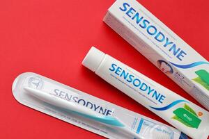 Kiev, ukraina - Maj 4, 2022 sensodyne fluor eller fluor är en dagligen fluorid tandkräm foto