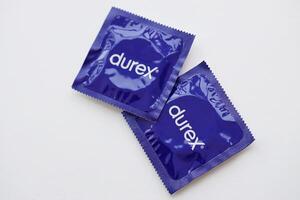 Kiev, ukraina - november 27, 2023 durex blå kondomer packa med logotyp foto