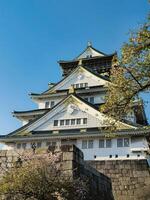 gammal vit tempel i de blå himmel, japan foto