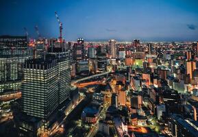 byggnader i tokyo belysning de omgivande foto