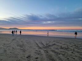 solnedgång på playa de famara, lanzarote, målarfärger de himmel med vibrerande nyanser, gjutning en fascinerande glöd över de horisont. hisnande syn den där fångar de väsen av lugn och naturlig skönhet. foto