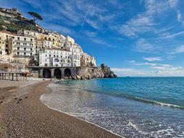 de magnifik amalfi kust i Italien är berömd för dess hisnande kust vyer, charmig byar, och rik kulturell arv. foto