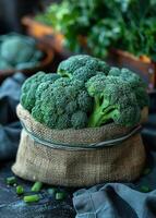 ai genererad färsk rå broccoli i säckväv väska på mörk bakgrund foto