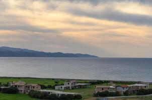 moln solnedgång över de bergen och de medelhavs hav i cypern 8 foto