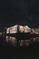 se av ett amerikansk stil opera hus reflekterad i en vatten kanal i de Centrum av Gent, Flandern, belgien foto