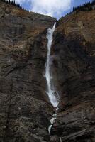 takakkaw falls i kanada foto