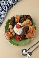 nasi jamblang eller nasi campur cirebon, ångad ris insvept med teak löv foto