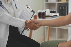 händer av okänd woman-läkare betryggande henne kvinna patient, närbild. medicin begrepp foto