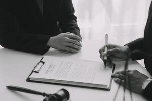 rättvisa och lag koncept. juridisk rådgivare presenterar för klienten ett undertecknat kontrakt med klubban och juridisk lag eller juridisk med teammöte på advokatbyrå i bakgrunden foto