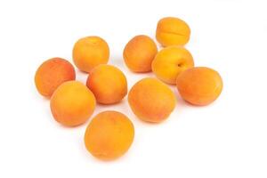aprikoser högen på vit foto