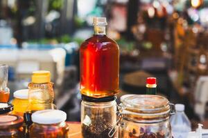 honung i flaskor med visa för försäljning i Lagra. foto