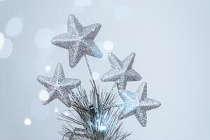jul träd topp med silver- stjärnor foto