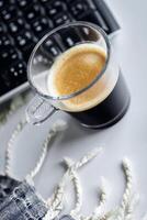 varm morgon- kaffe på de arbetssätt skrivbord foto