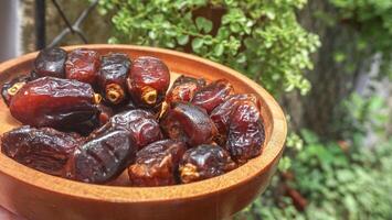 närbild ljuv torkades datum handflatan frukt eller kurma, ramadan mat foto