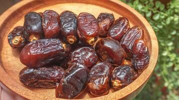 närbild ljuv torkades datum handflatan frukt eller kurma, ramadan mat foto