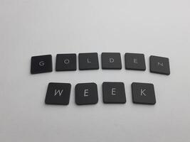 tangentbord med de ord gyllene vecka skriven i svart på en vit bakgrund foto
