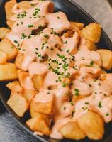 en utsökt version av de klassisk spanska kryddad potatisar foto