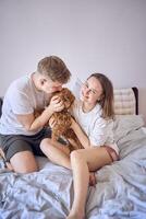 en par spelar med en cockapoo flicka på en säng, minimalism foto
