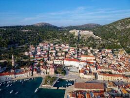 antenn se av hvar stad i de ö av hvar i kroatien. känd för har ett otrolig nattliv scen, vid sidan av dess känd historisk stad Centrum och naturlig landskap. foto