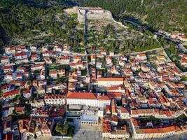 antenn se av hvar stad i de ö av hvar i kroatien. känd för har ett otrolig nattliv scen, vid sidan av dess känd historisk stad Centrum och naturlig landskap. foto